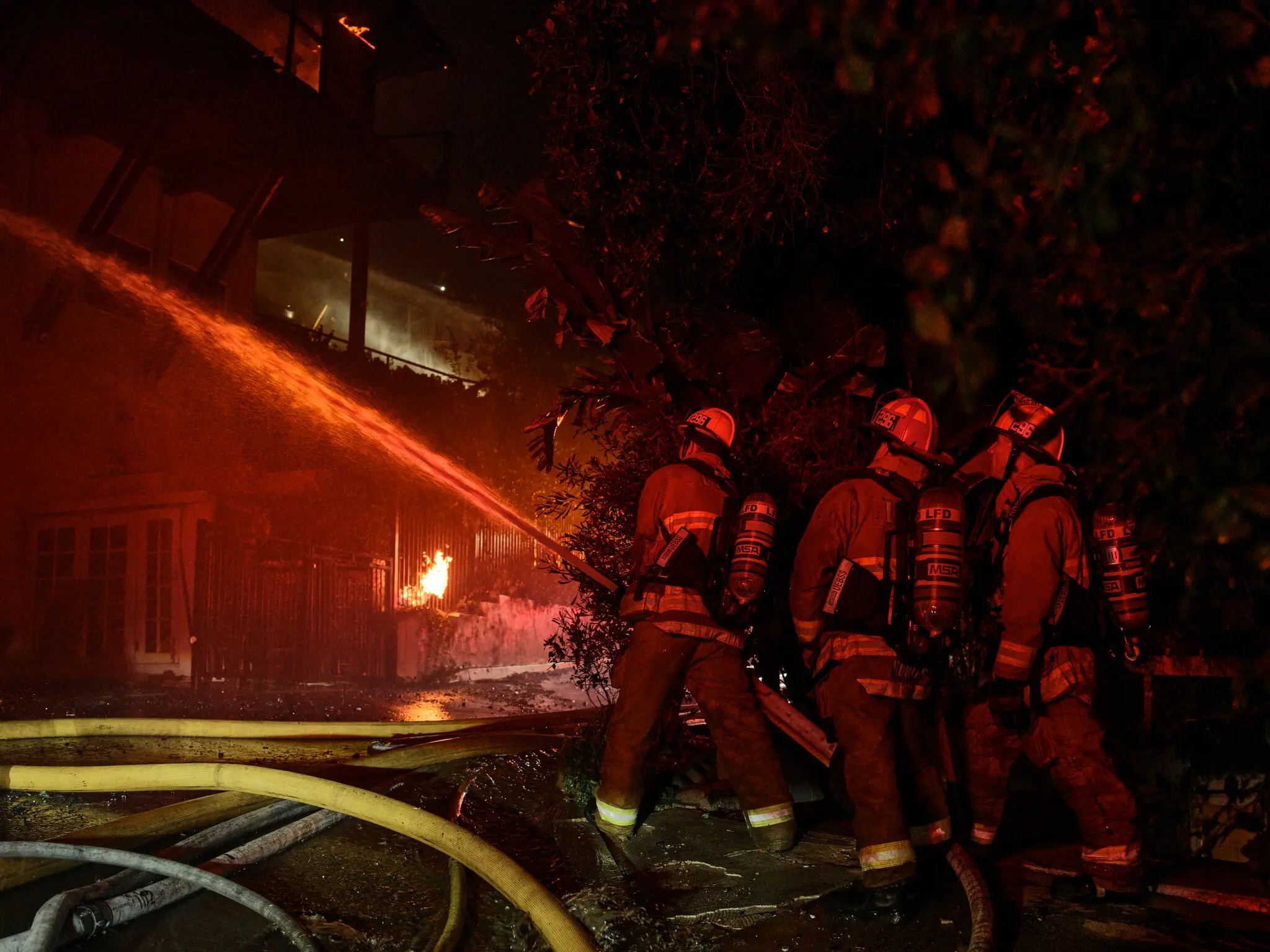 Пожежники борються з пожежею в будинку в Студіо-Сіті, околиці Лос-Анджелеса, у середу